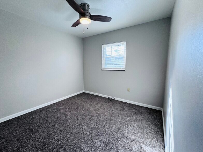 Building Photo - 1220 Colonial Ln