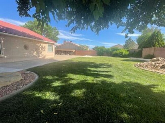 Building Photo - Bloomington Beauty!  6 month lease