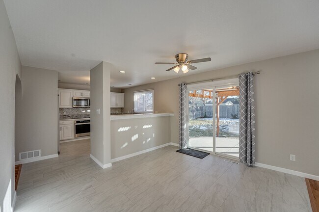 Building Photo - Beautiful 4 bed, 3.5 bath Home in Fort Collins Dakota Ridge Neighborhood