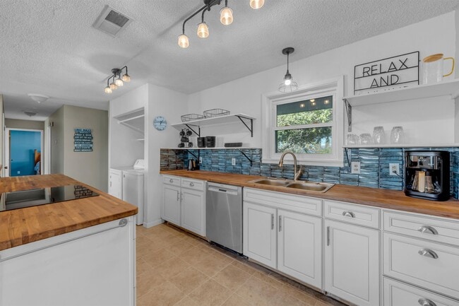 Building Photo - 403 Sunset Dr