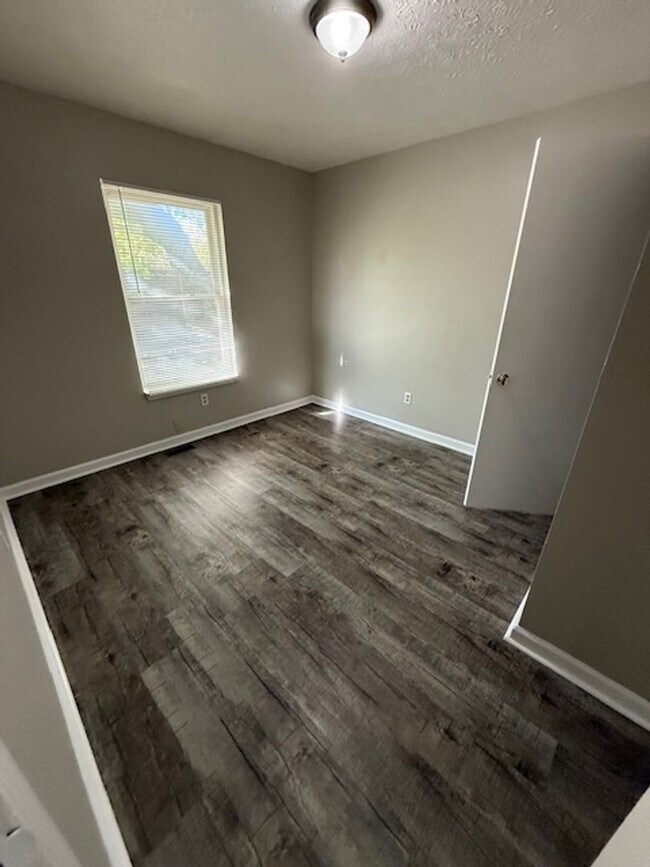 Building Photo - 4 Bedrooms with 2 full baths