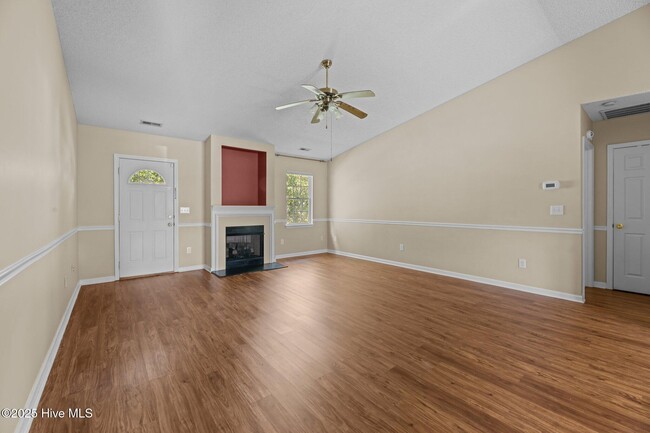Building Photo - 104 Monterey Cir