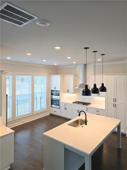 Building Photo - 163 Basil St