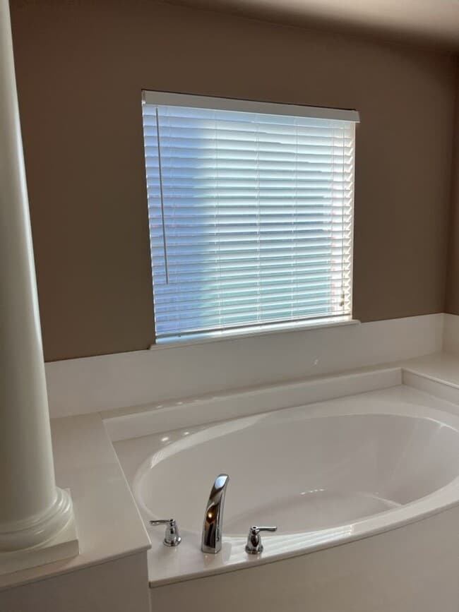 Building Photo - Welcome to this stunning 3-bedroom, 2-bathroom home located in the desirable Broken Arrow, OK.