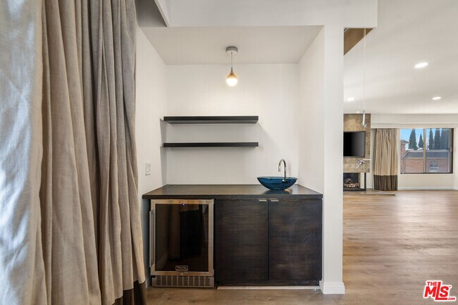 Building Photo - 4460 Wilshire Blvd