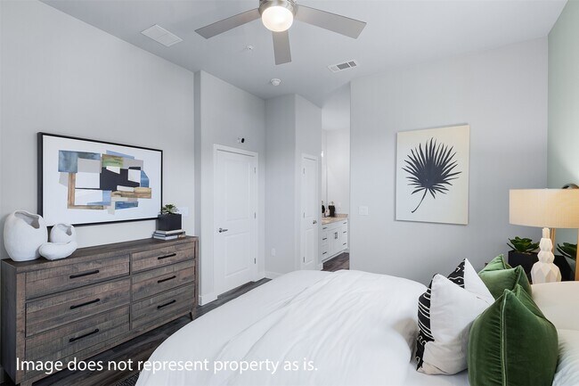 Building Photo - 5553 Lockhart Ln