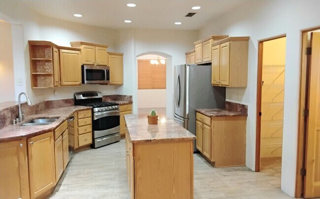 Building Photo - 4 bedroom 2.5 bath far NE Heights