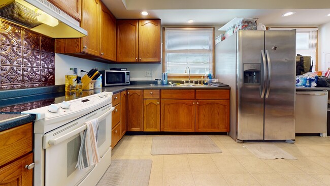 Building Photo - 1222 Thomas Dr
