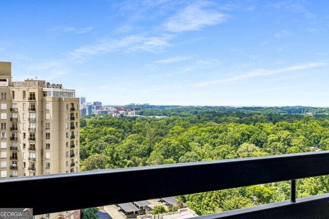 Building Photo - 2660 Peachtree Rd NW