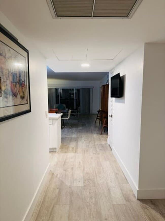 Building Photo - 2800 N Palm Aire Dr