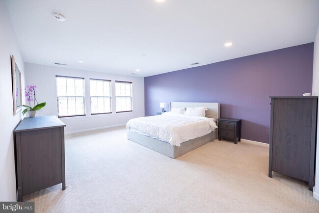 Building Photo - 8727 Raleigh Mews