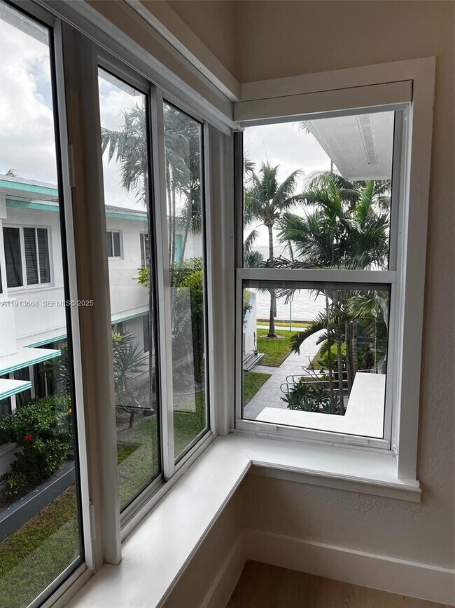 Building Photo - 1990 Bay Dr