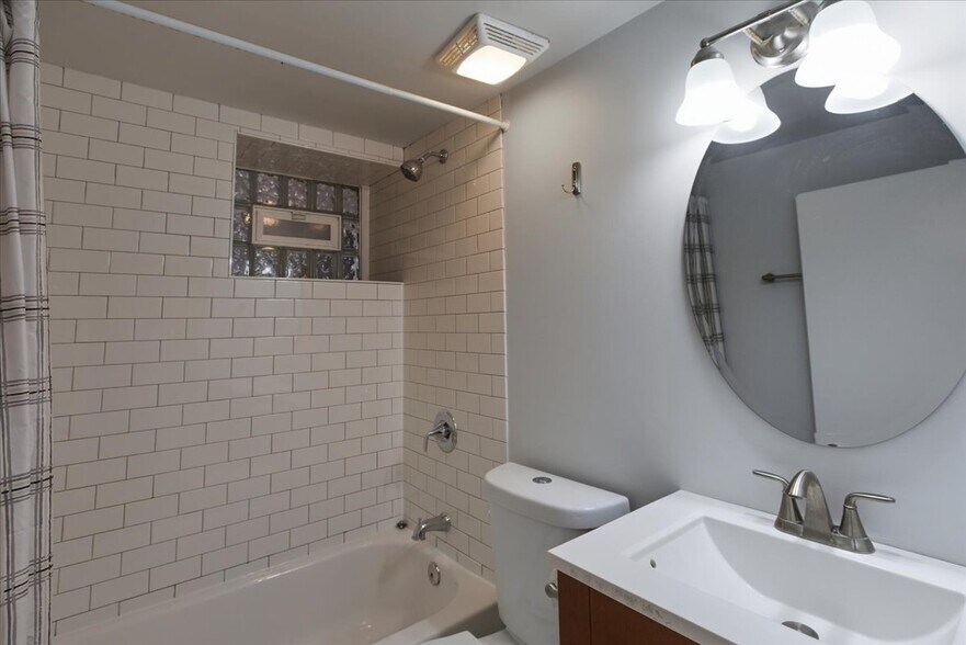 Building Photo - 2341 W Montana St