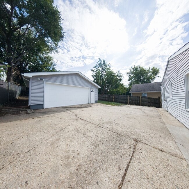Building Photo - 3 Bedroom 1 Bathroom with Bonus Room