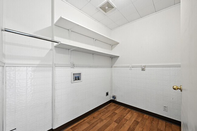 Building Photo - 5827 Orchid Wy S