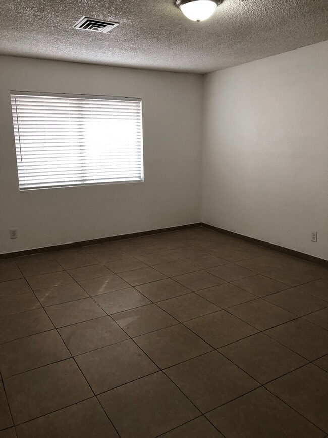 Building Photo - MUST SEE ONE BEDROOM TOWNHOME!