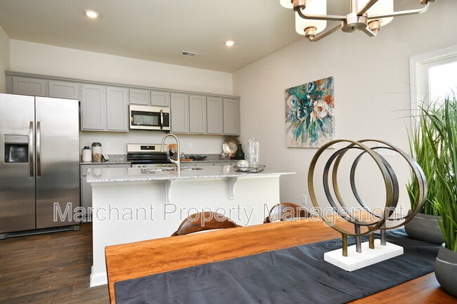 Building Photo - 27 English Ct