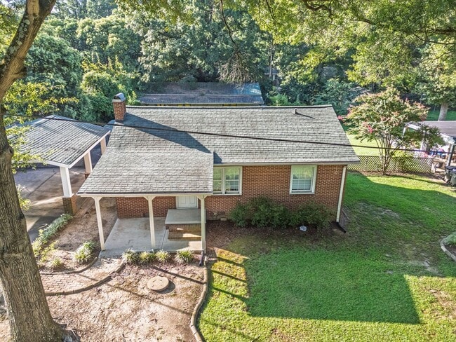 Building Photo - Well-maintained 3-bedroom, 1-bath all brick ranch offering 1,253 sq. ft. of functional living space