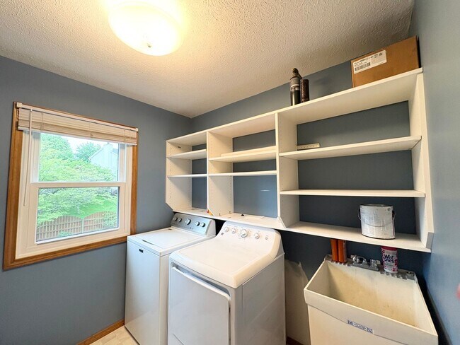 Building Photo - Stunning 5-Bedroom Home in Eagle Crest subdivision