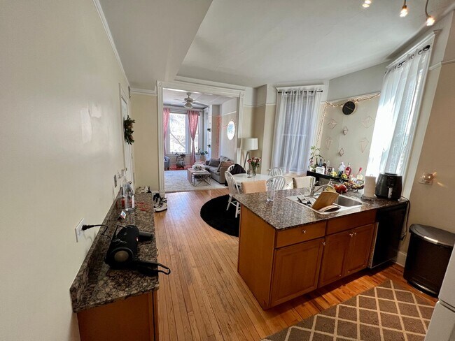 Building Photo - 2bed/1bath, PLUS OFFICE in Bucktown! Central Air! Free Laundry!