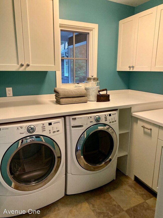 Building Photo - 4 br, 3 bath House - 10204 SE 27th St