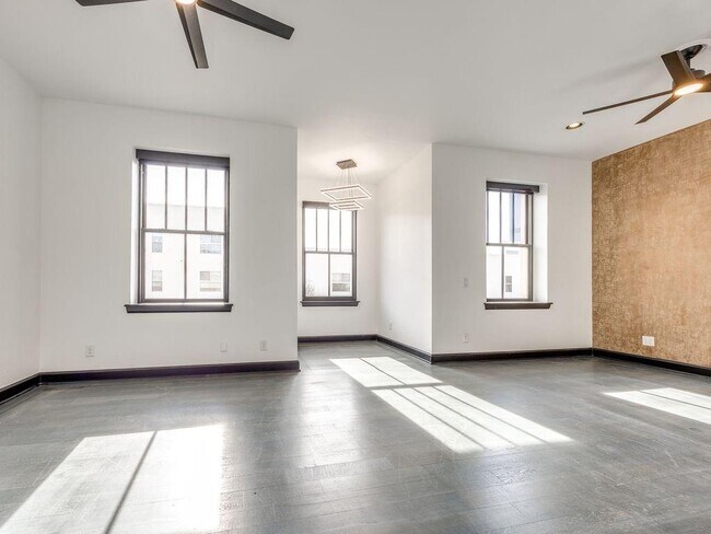 Building Photo - 109 NE 3rd St