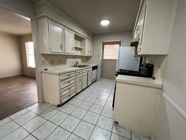 Building Photo - Cute 2 bed!