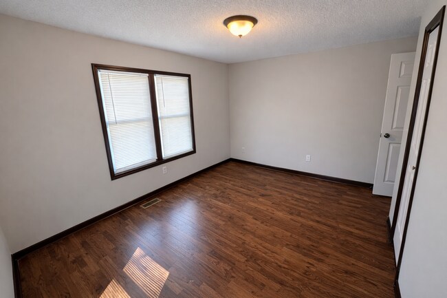 Building Photo - Super Cute Home