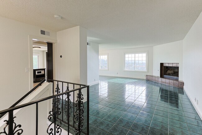 Building Photo - Spacious 4 Bed / 3 Bath Home in Desirable Nebo Hill – La Mesa (3,056 Sq Ft)