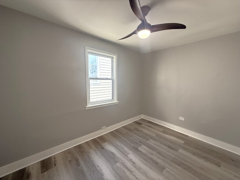 Building Photo - 3575 W Dickens Ave