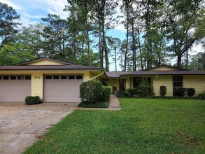 Building Photo - 2 Bedroom 1 Bath Available September 1. Cl...