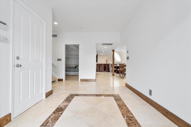 Building Photo - 1421 Ponce de Leon Dr