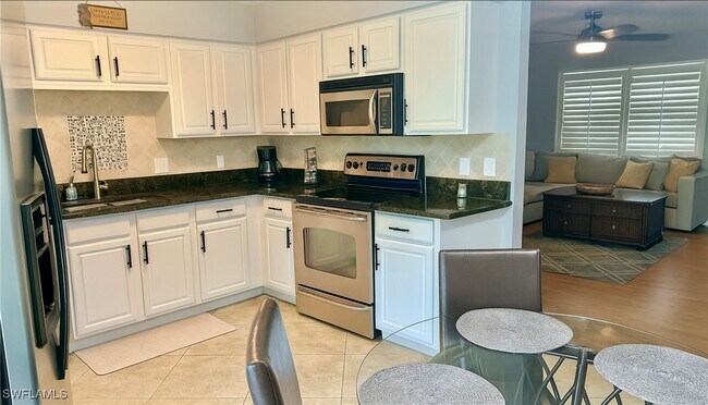 Building Photo - 633 Palm View Dr