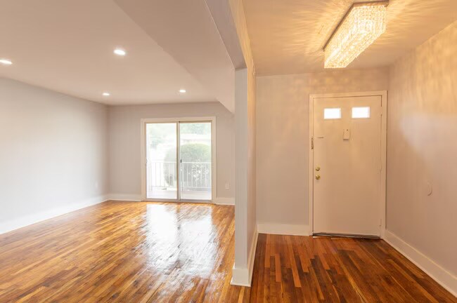 Building Photo - 1913 Country Ln