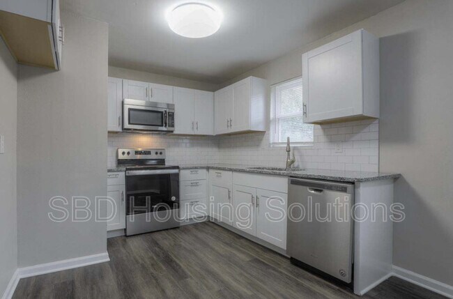 Building Photo - 10325 Smalley Ave