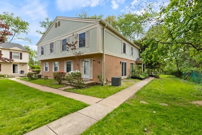 Building Photo - 43 Woodenbridge Ct