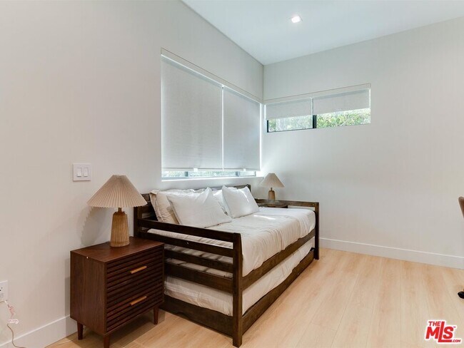 Building Photo - 5929 Hesperia Ave