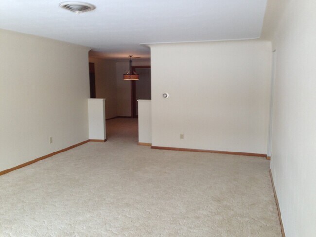 Building Photo - Beautiful 3BR/2BA home ! Great yard & garage