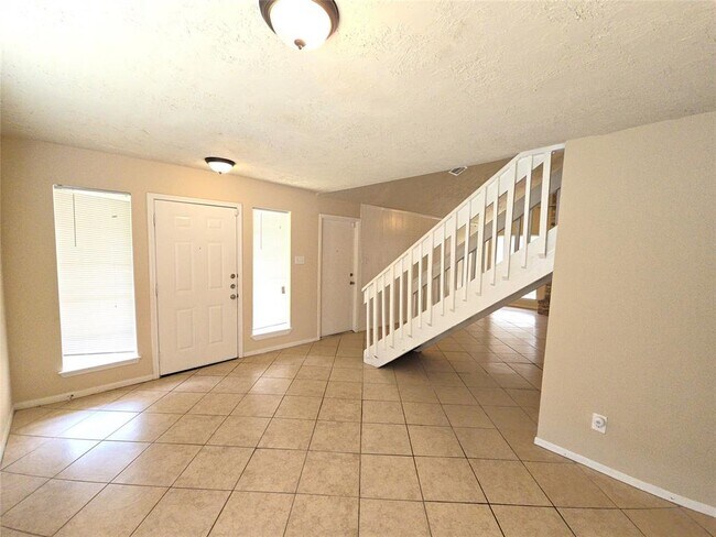Building Photo - 4718 Reynaldo Dr