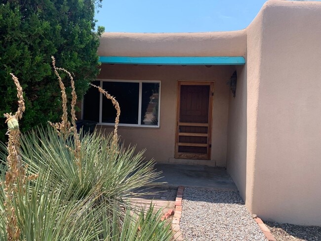 Building Photo - Renovated Santa Fe Home!!