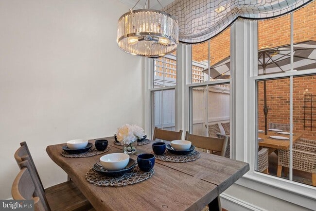 Building Photo - 128 Queen St