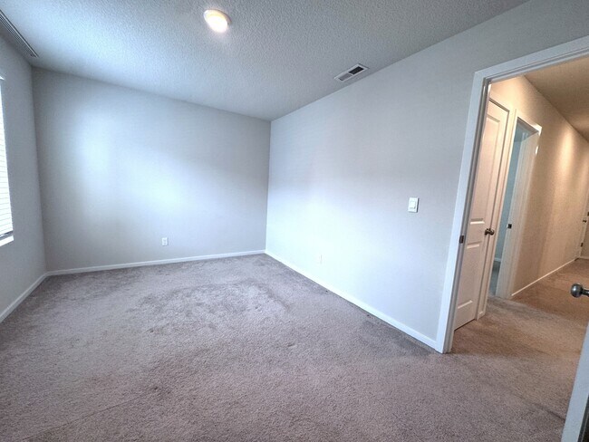 Building Photo - 896 N 18th Ave