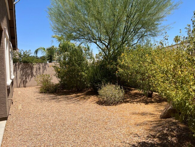 Building Photo - Spacious 4-Bedroom Home in Valencia Height...