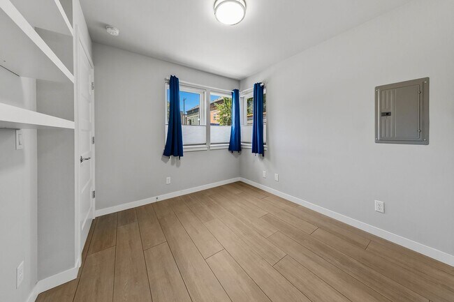 Building Photo - Stylish 2BR Townhome with Rooftop Deck & A/C Near Light Rail