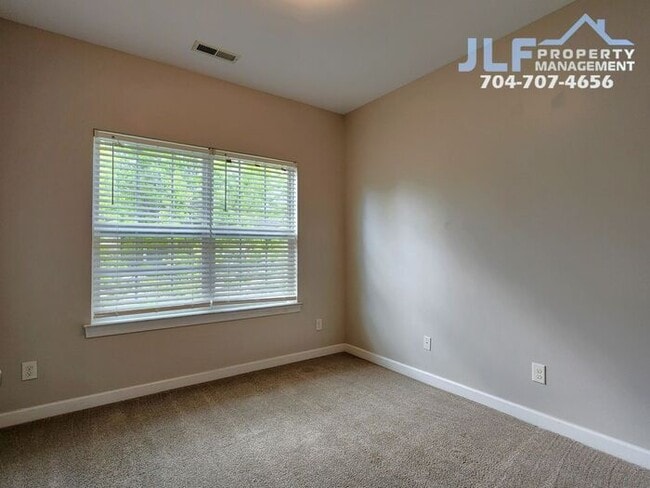 Building Photo - Beautiful 2 Story Condo in the Ballantyne Area of Charlotte!