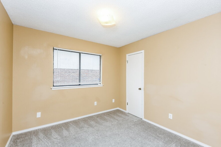 Building Photo - 2854 Southpark Ln