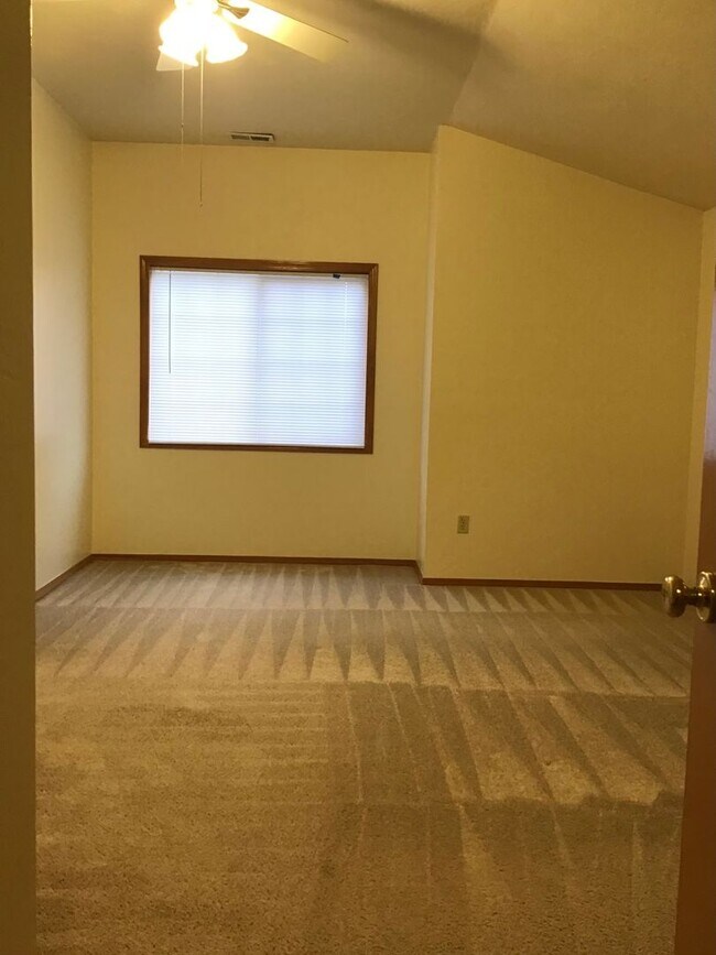 Building Photo - 3012 NE Glacier Way