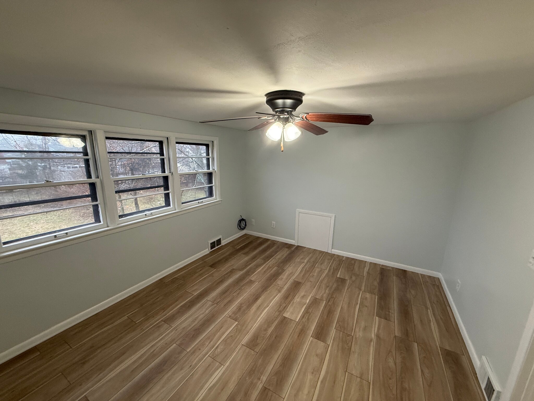 bedroom 3 - 4185 Eastway Rd