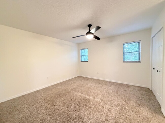 Building Photo - Available Now | Move-In Ready Rental in SE Ocala/Silversprings Shores