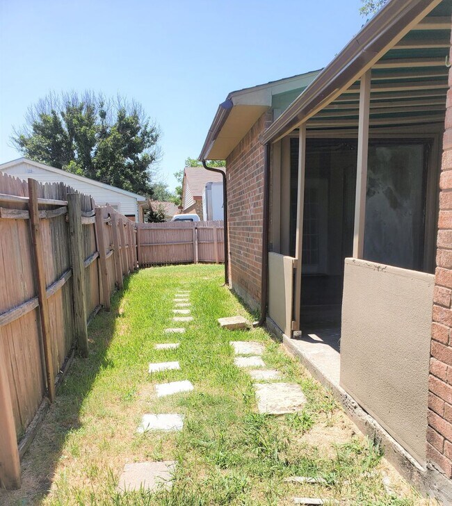 Building Photo - Welcome to this 3-Bedroom, 2-Bathroom Dupl...